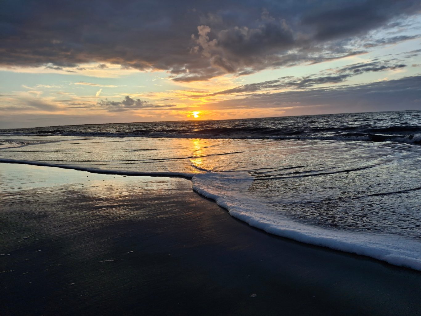 Die Sonnenuntergänge im Herbst sind ein Lichtspektakel Ende der Sommerzeit auf der Insel fürs Leben. Die Sonnenuntergänge im Herbst sind ein Lichtspektakel