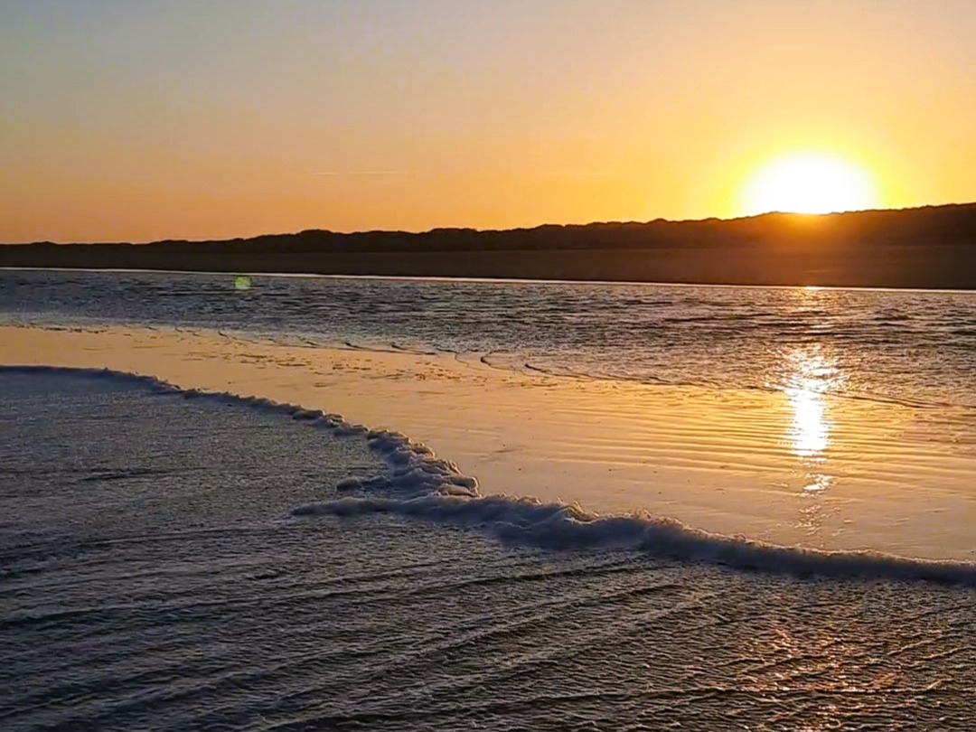 Sonnenaufgang im Januar an unserem liebsten Strandabschnitt bei 53°45'28'' N 7°31'38'' E Sonnenaufgang im Januar an unserem liebsten Strandabschnitt
