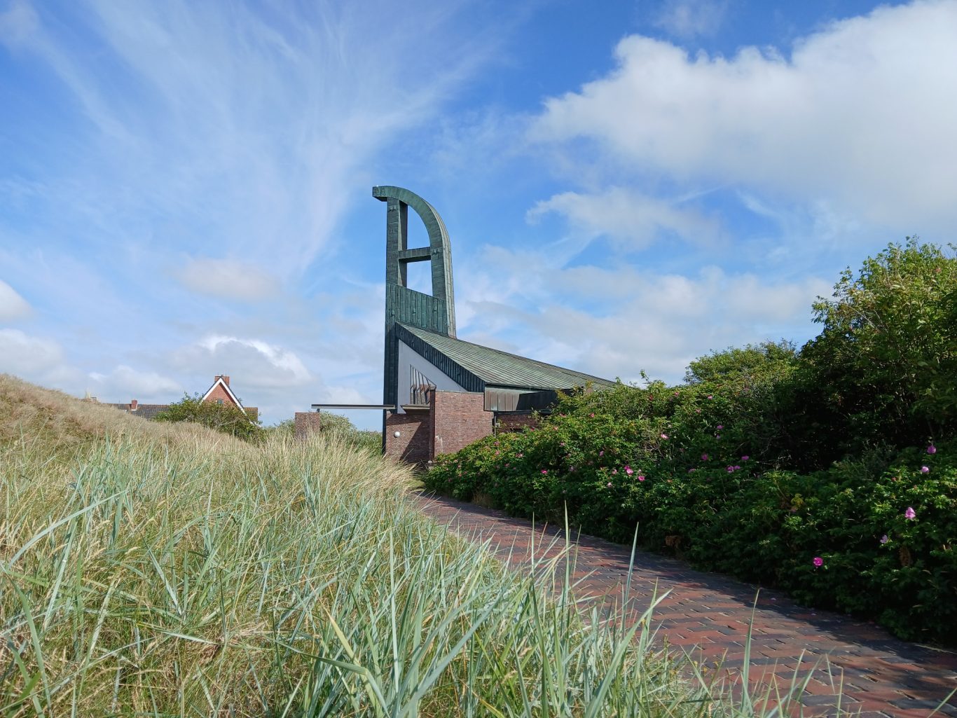 Ein architektonischer Blickfang ist die katholische Kirche auf Langeoog. Die katholische Kirche. Architektonisch mal anders