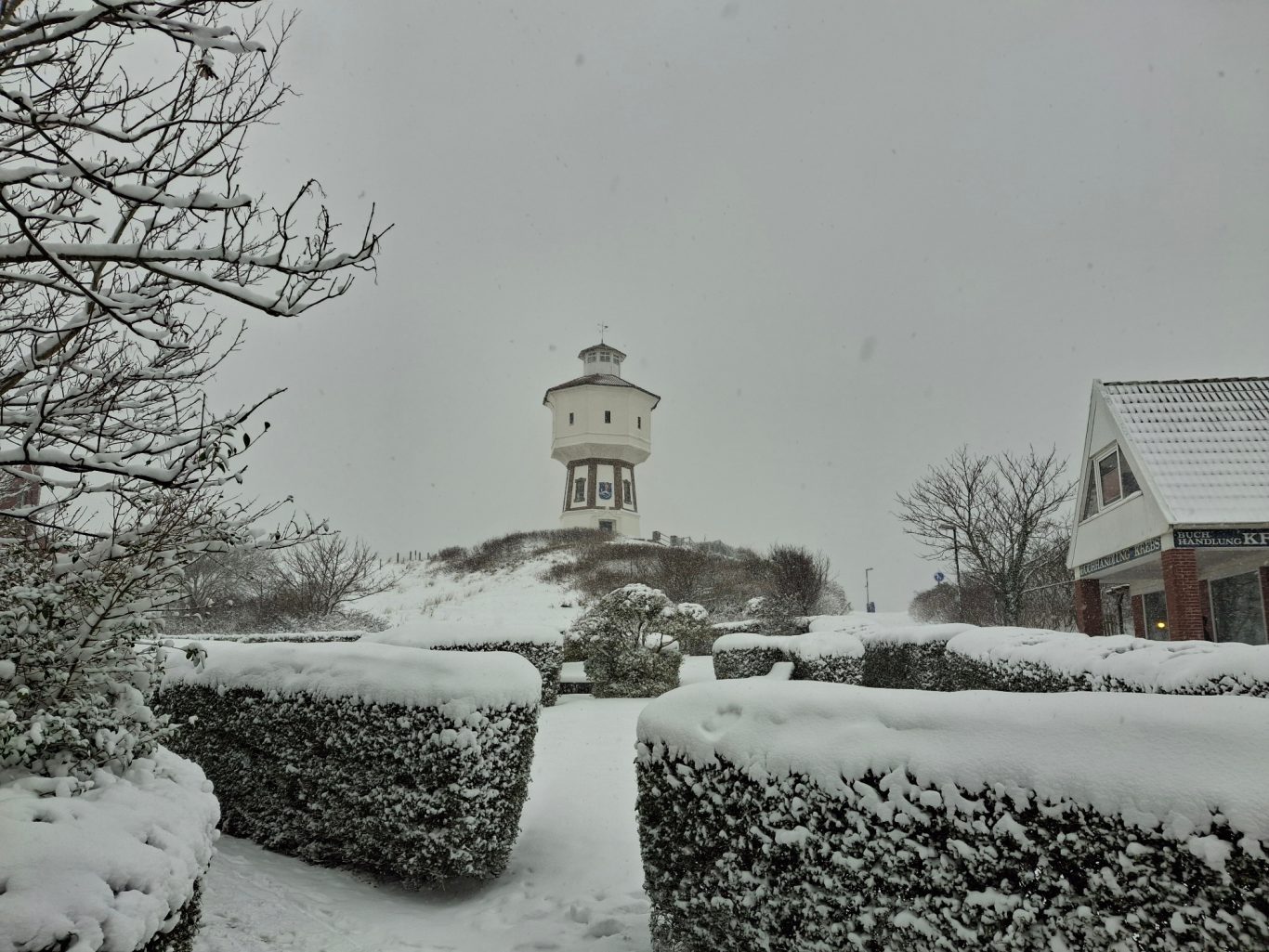 Frau Holle hat die Insel in einen dicken, weißen Schneemantel gehüllt. Eine ganz besondere Ruhe Frau Holle hat eine dicke, weiße Schneedecke über die Insel gelegt. Eine ganz besondere Ruhe
