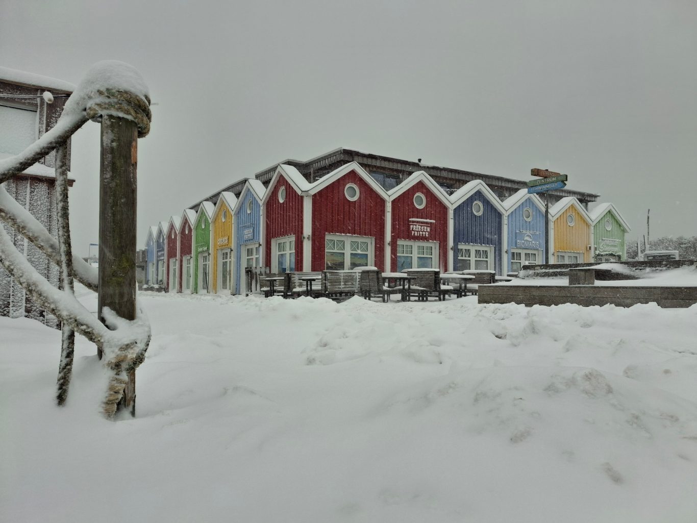 Tief verschneit. Die bunten Buden im Winter Tief verschneit. Die bunten Buden im Winter