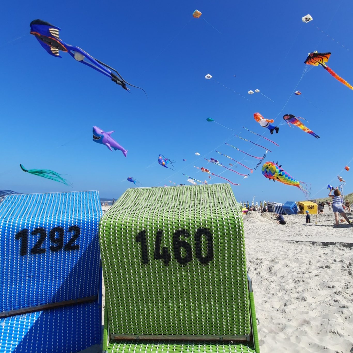 Sommerliches Drachenfest am Hauptbadestrand Drachenfest am Hauptbadestrand - bunte Drachen vor blauem Sommerhimmel