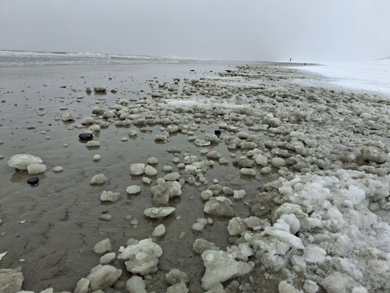 Langsam bilden sich Eisschollen am verschneiten Strand ... Langsam bilden sich Eisschollen am verschneiten Strand ...
