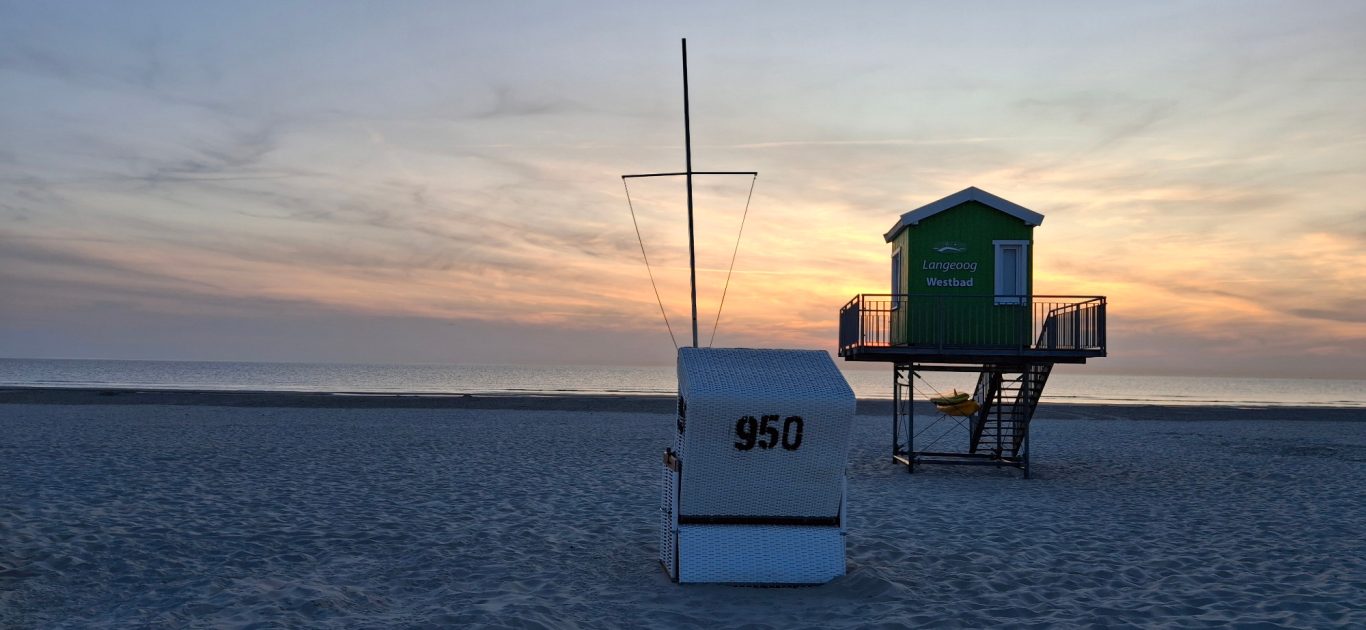 Mittsommernacht am Strand. Die Sonne geht erst nach 22 Uhr unter. Mittsommernacht am Strand von Langeoog