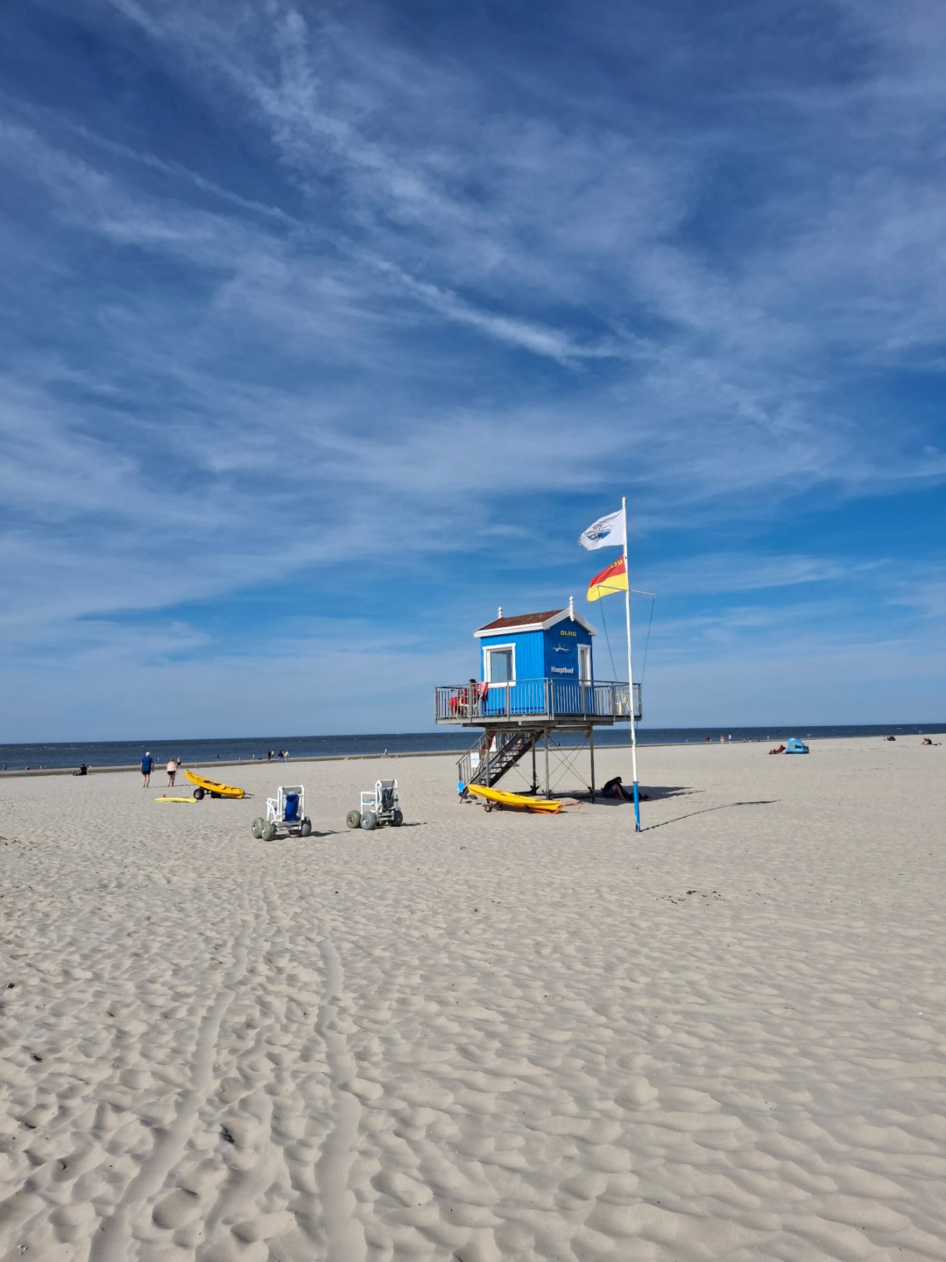 Bewachtes Strandleben am Hauptbadestrand Badeturm am Hauptbadestrand - die Rettungsschwimmer wachen über das Strandleben