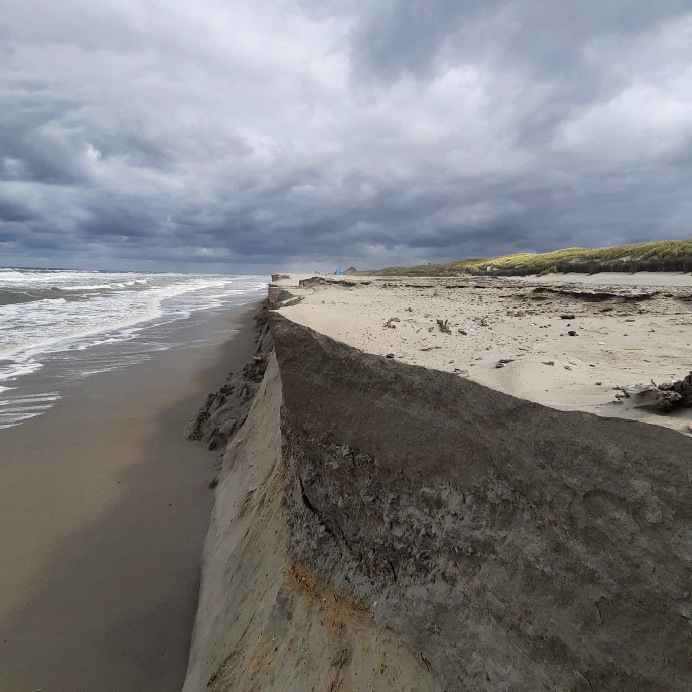 Der Herbst kündigt sich an, die ersten Sturmfluten nagen an der Insel HERBST - Abbruchkante bei Gerk-Sin-Spoor nach den ersten Sturmflut - die Naturgewalten nagen an der Insel