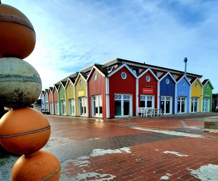 Die bunten Buden an der Strandpromenade auf Langeoog Bunte Buden Langeoog mit leicht bewölktem Himmel