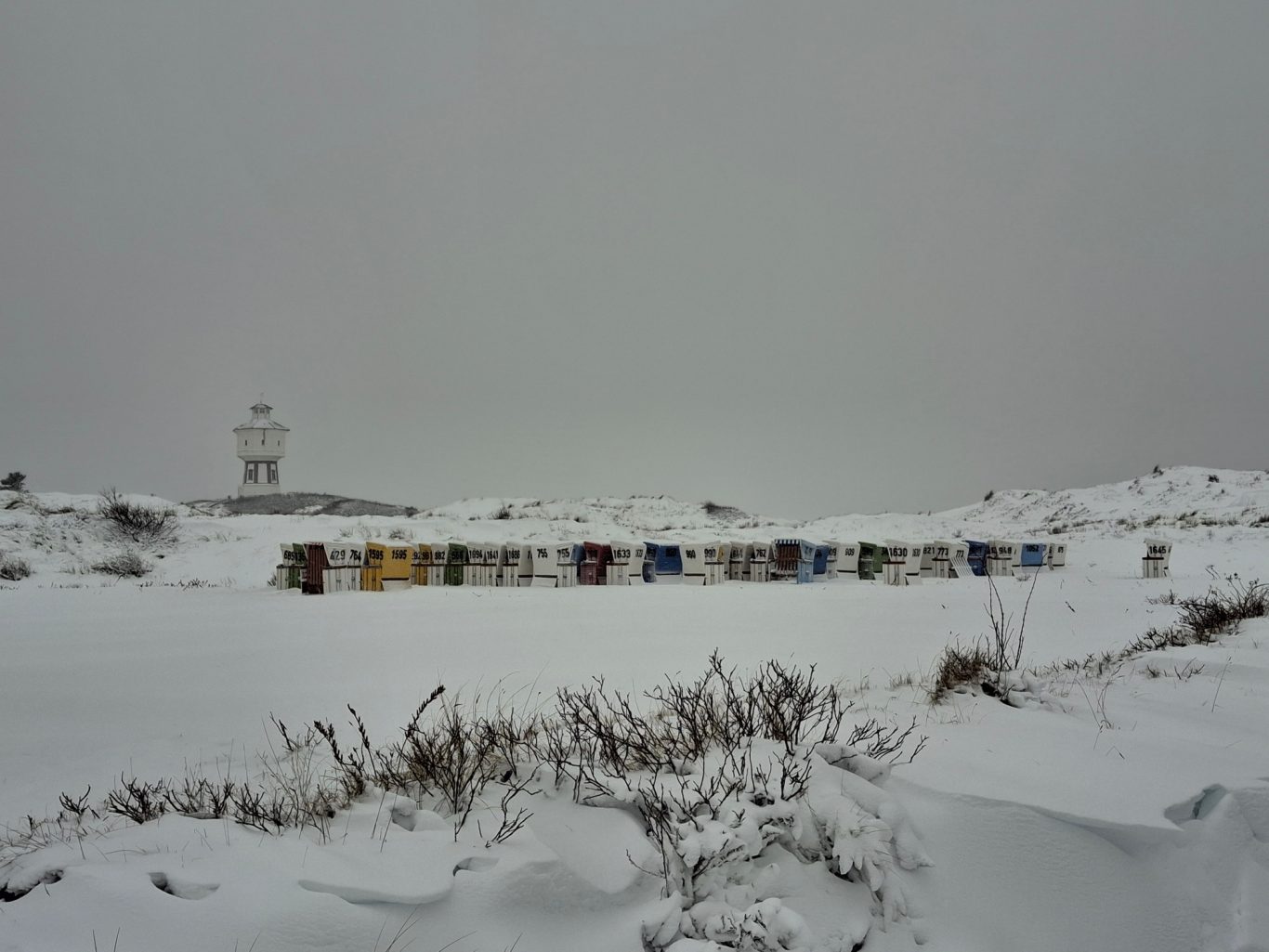 Die kleinen Strandkörbe trotzen dem Wintersturm "Elli" Die kleinen Strandkörbe trotzen dem Wintersturm "Elli"